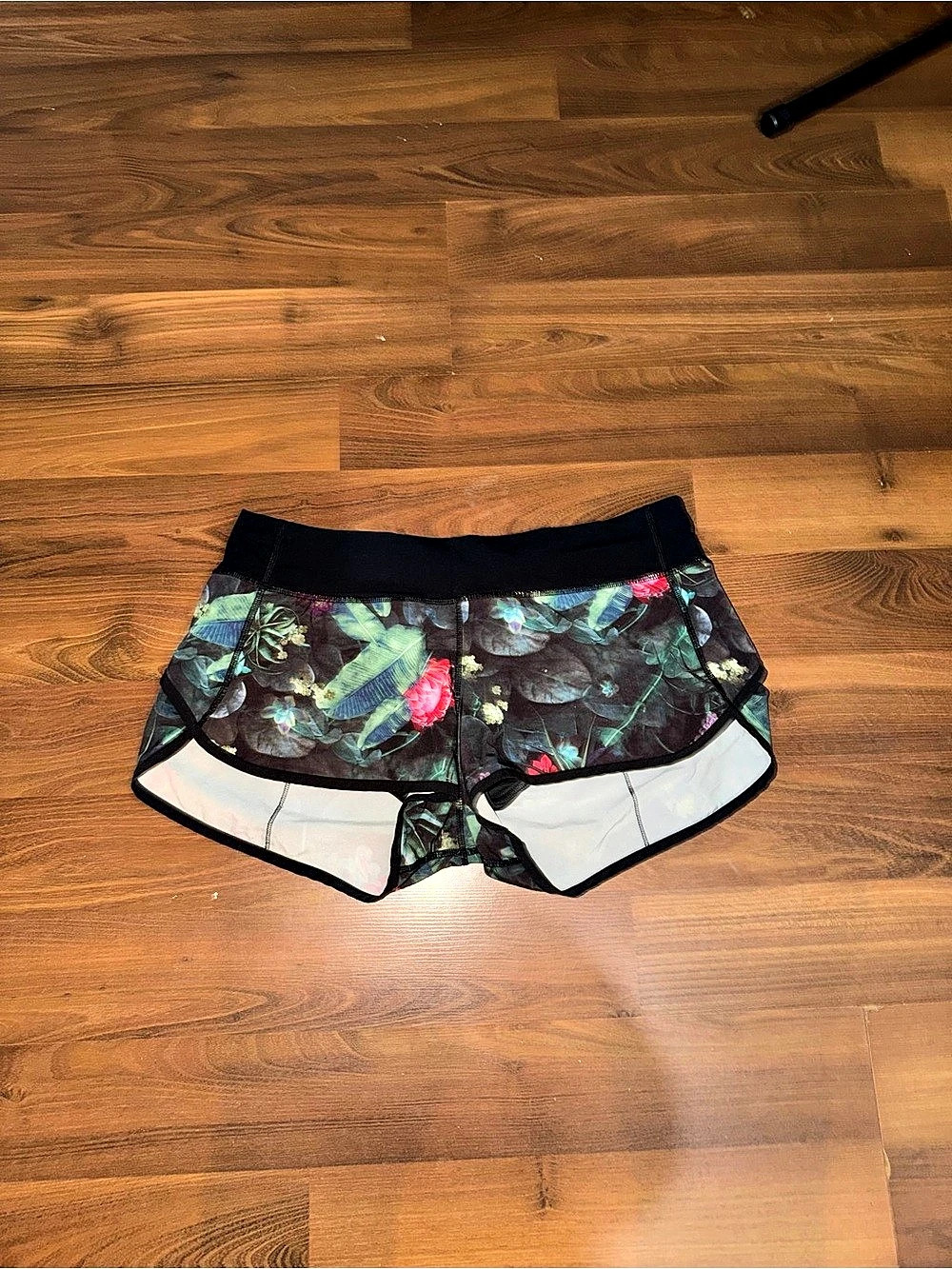 Lululemon Hotty Hot Low-Rise Lined Short 2.5" Floral Athletic Shorts in Black &